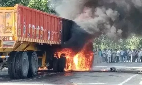डंपर ने 2 युवकों को कुचला, गुस्साए लोगों ने डंपर फूंका
