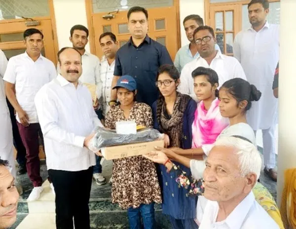 समाजसेवी मीनू बैनिवाल ने लुदेसर गांव की बेटी पूनम को किया सम्मानित