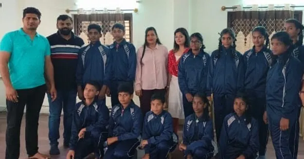 बेंगलुरु की साध-संगत ने स्टेशनरी व कपड़े वितरित कर मनाया पावन भंडारा