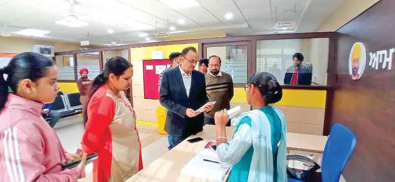 सिविल सर्जन ने आम आदमी क्लीनिक का किया दौरा