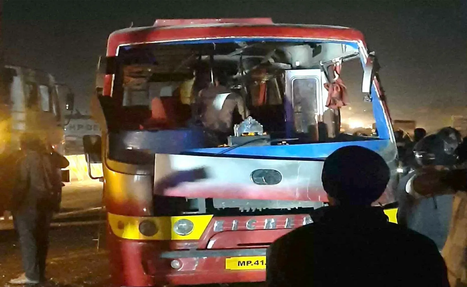 बस पलटी, तीन की मौत, एक दर्जन घायल