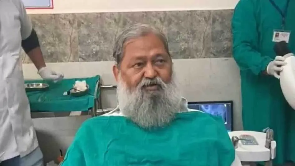 बिंदास अंदाज: दांत निकलवाते हुए हरियाणा के गृहमंत्री विज ने की प्रेस कॉन्फ्र्रेंस