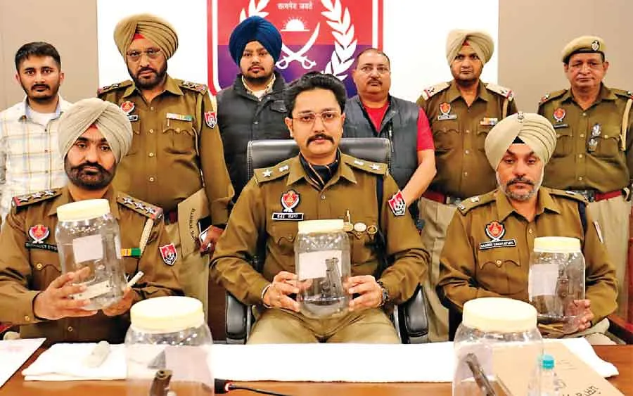 चार आरोपी 6 पिस्टलों सहित गिरफ्तार