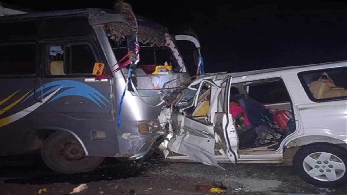 मध्यप्रदेश के बैतूल में दर्दनाक हादसा, बस-कार की टक्कर, मौके पर ही 11 लोगों की मौत