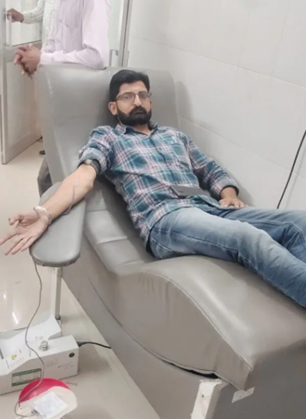 डेंगू से पीड़ित महिला मरीज को सच कहूँ संवाददाता ने किया रक्तदान