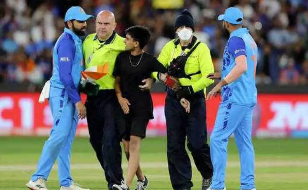 मैच के दौरान मैदान में घुसा भारतीय फैन, रोहित शर्मा के पास रोने लगा, अब भरना होगा 6.50 लाख रुपये का जुर्माना