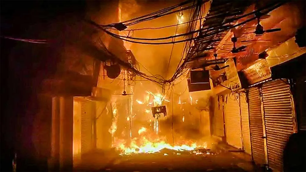 दिल्ली में चांदनी चौक के भागीरथ पैलेस इलेक्ट्रॉनिक मार्केट में लगी भीषण आग