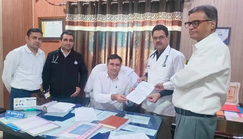 दंत चिकित्सक को एपीओ करने के मामले ने पकड़ा तूल, चिकित्सकों में आक्रोश