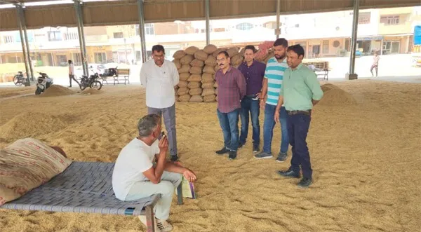 किसानों ने एमएसपी पर नहीं बेची धान, राह देखते रहे एफसीआई अधिकारी