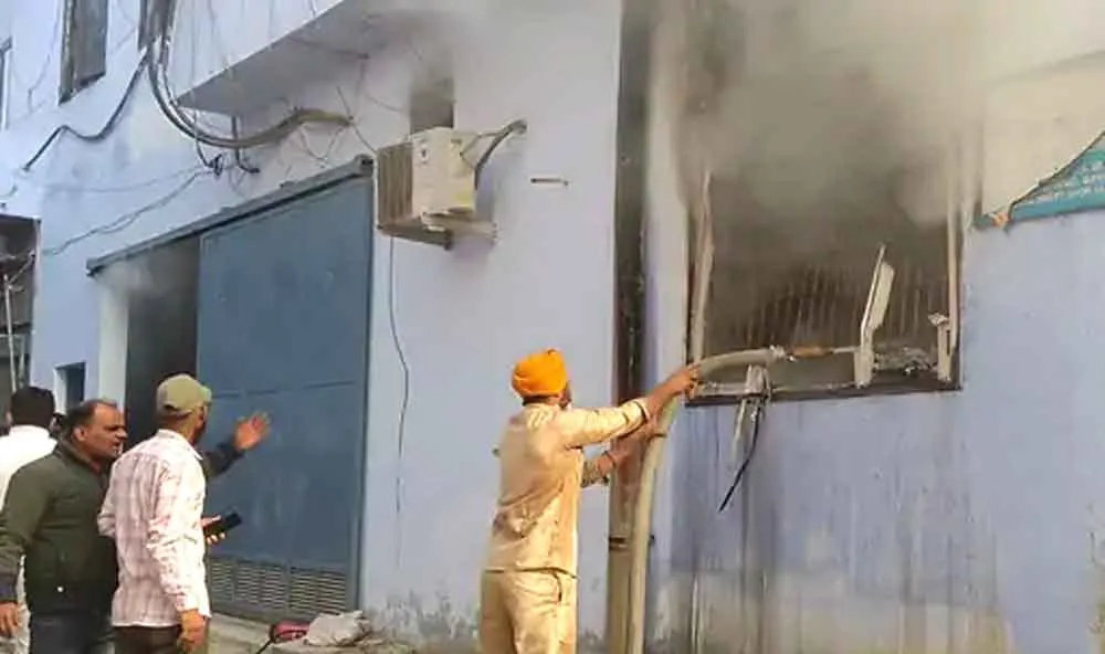 जींस पेंट की फैक्ट्री में शार्ट सर्किट से लगी आग