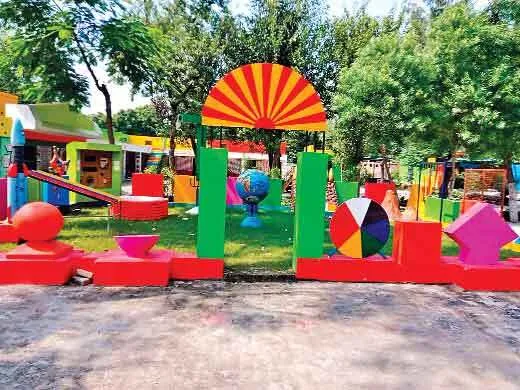 निजी स्कूलों को मात दे रहा गांव खुर्द का सरकारी स्कूल