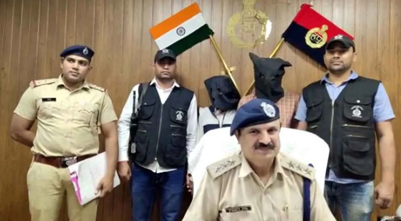 गुरुग्राम पुलिस द्वारा पकड़े गए प्रॉपर्टी डीलर से 50 लाख रुपये मांगने, 15 लाख रुपये वसूलने के आरोपी।