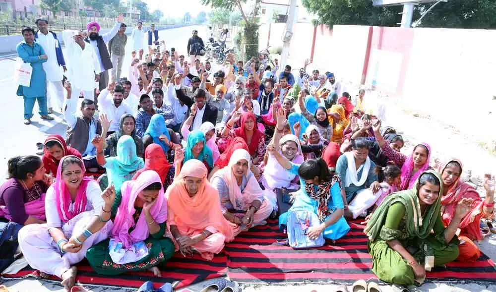राज्य कर्मी दर्जे के लिए जिला परिषद कार्यालय पर धरना
