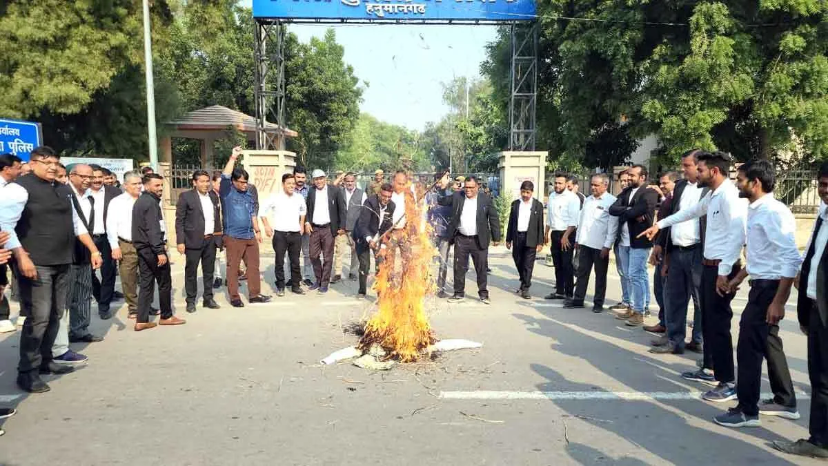 एसपी का पुतला दहन, 22 को आधा दिन बाजार बंद