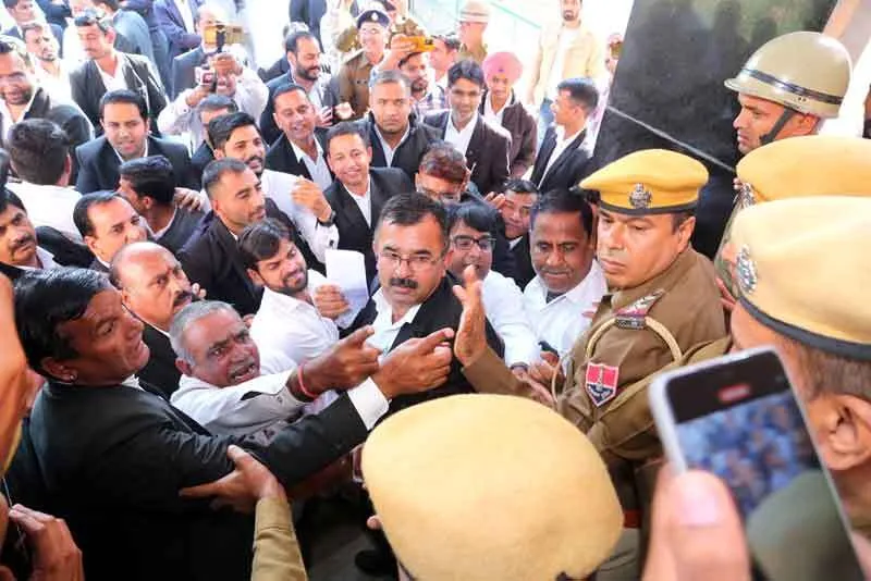 एसपी नहीं आए तो नाराज वकीलों ने फाड़ा मांगपत्र