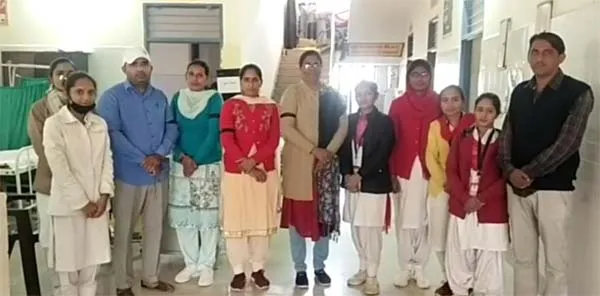 काली पट्टी बांध संविदा नर्सिंग कर्मियों पर लाठीचार्ज का किया विरोध