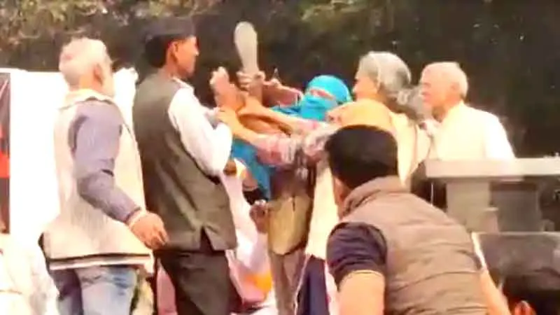 कार्यक्रम में महिला ने व्यक्ति की चप्पल से की पिटाई