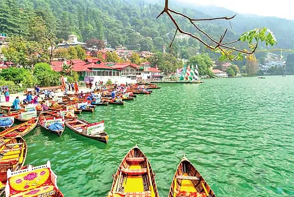 हरी-भरी पहाड़ियों से घिरा नैनीताल…