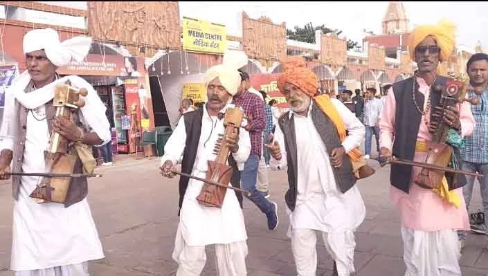 पुरानी संस्कृति को संजोने का काम कर रहे ‘सारंगी वादक’