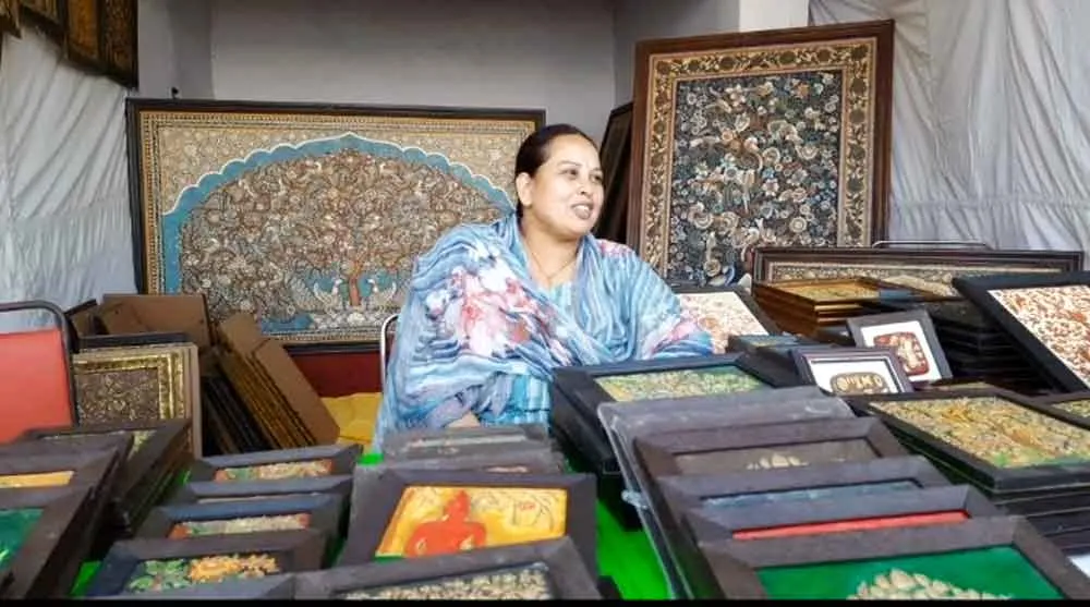 स्टोन की डस्ट से पेंटिंग बना रही फरीदाबाद की निशा