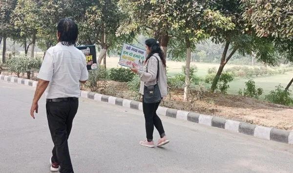 मिलिये, उल्टे पांव चलने वाले तलवार दंपति से, अब तक जा चुके हैं 300 शहर