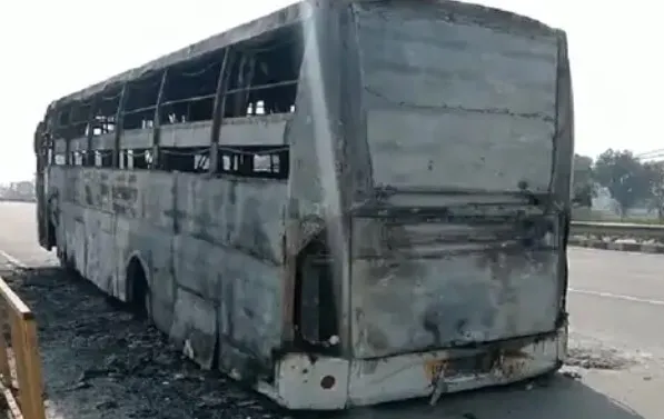 Breaking news: पानीपत में चलती टूरिस्ट में बस में लगी आग, बाल-बाल बचे लोग