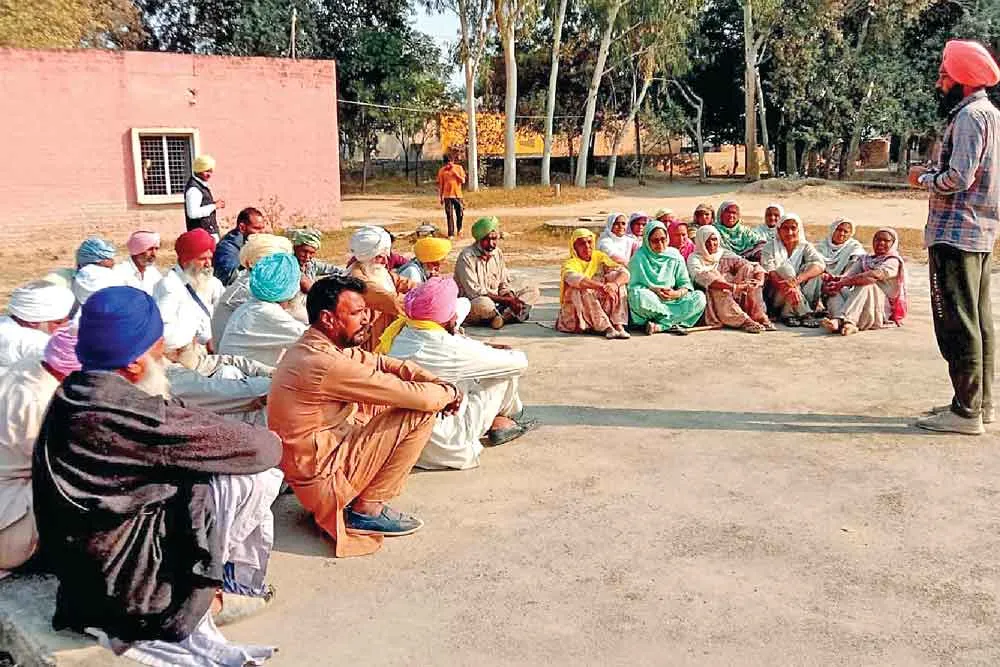 गांव पथराला में दो जलघर होने के बावजूद भी पानी को तरस रहे ग्रामीण
