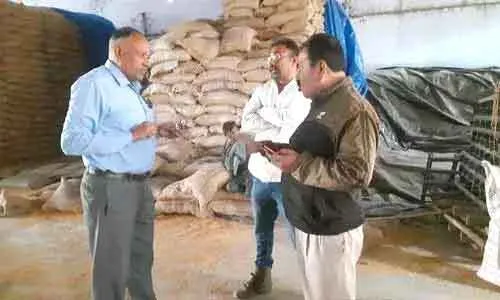 मुुख्यमंत्री उड़नदस्ते की टीम ने छापेमारी कर जांचा गेहूं रिकॉर्ड