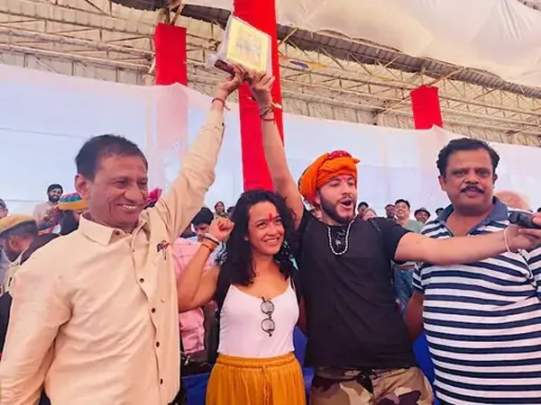 Pushkar Mela |  विदेशी जोड़े ने सीखा साफा बांधना, जीत लिया दिल