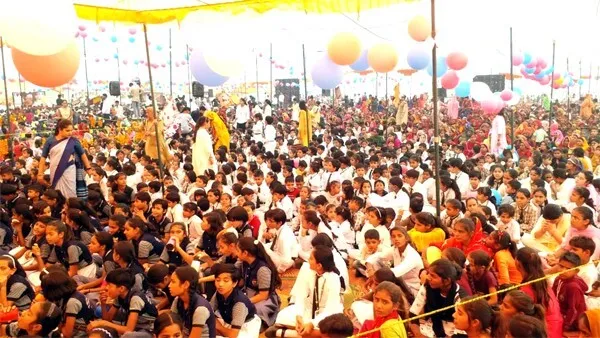 तारानगर आश्रम में उमड़ा श्रद्धा का सैलाब, 11 सौ अतिजरूरतमंद लोगों को वस्त्र वितरित
