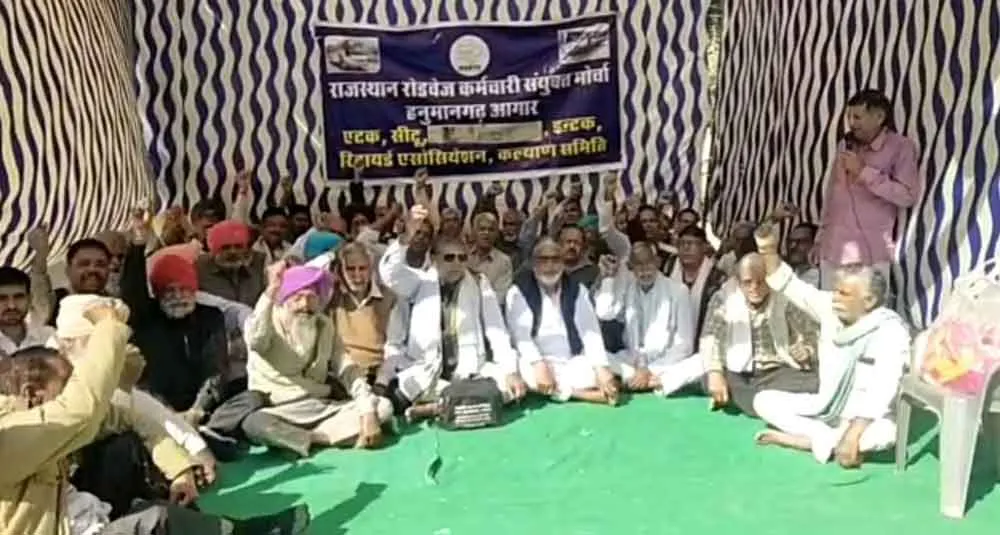 24 घंटे का धरना समाप्त, कल रोडवेज बसों का चक्काजाम
