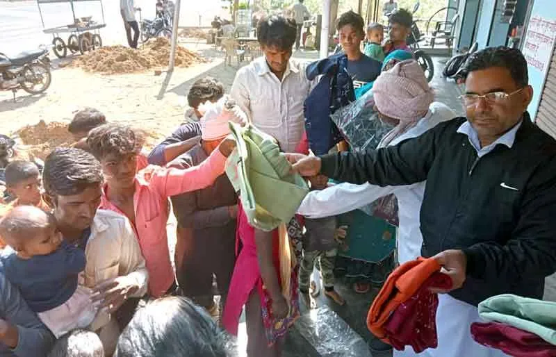 गर्म वस्त्र पाकर खुश हुए बच्चे