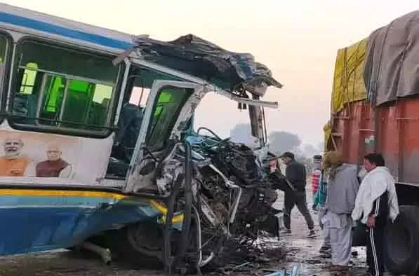 हरियाणा सड़क हादसे में ट्रक चालक की मौत, 50 घायल