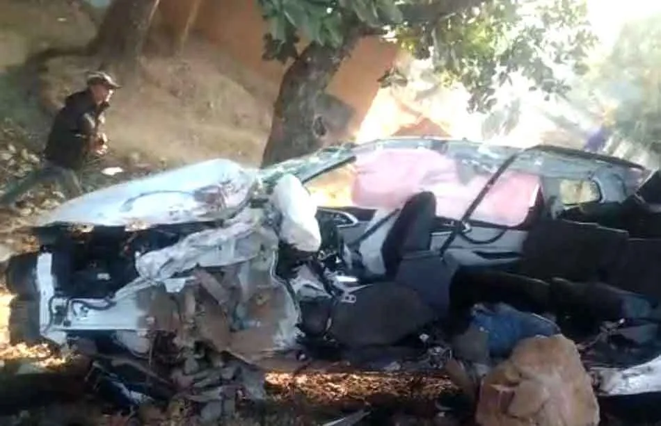 पेड़ से टकराई कार, बैंक मैनेजर व कैशियर की मौत