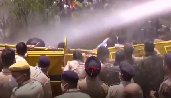 रोहतक में MBBS Students पर पुलिस ने वाटर कैनन से बरसाया पानी