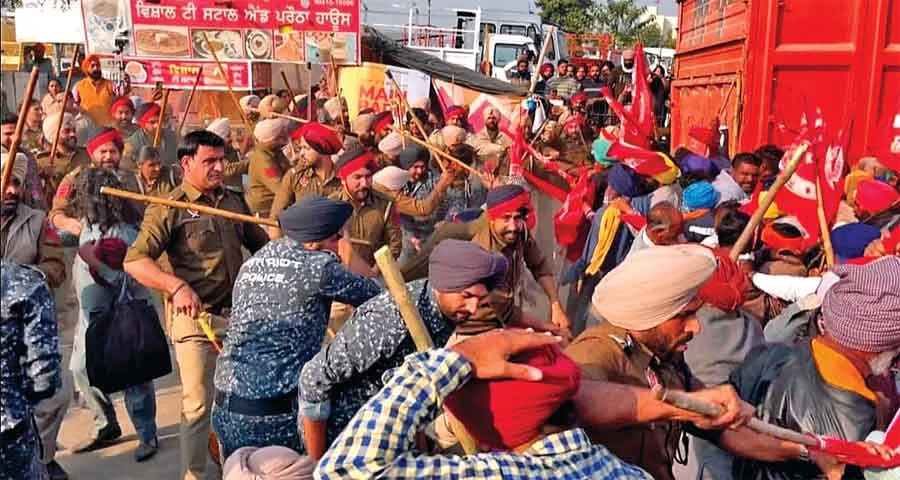संगरूर में सीएम आवास के बाहर मजदूरों पर चला पुलिसिया डंडा