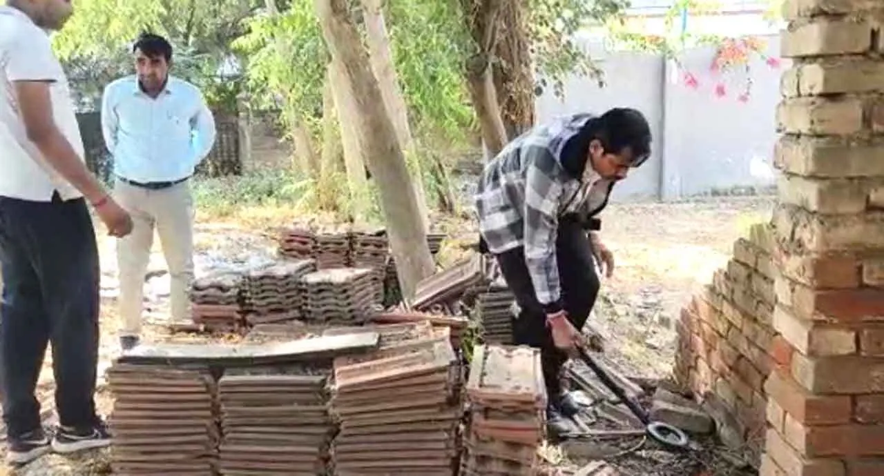 गुरुग्राम के डीएलएफ फेज-3 में श्रद्धा की हत्या से जुड़े सुबूत तलाशती दिल्ली पुलिस।
