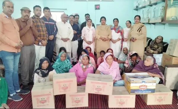 पूज्य  साईं जी के अवतार महीने की खुशी में 17 जरूरतमंद परिवारों को बांटा राशन