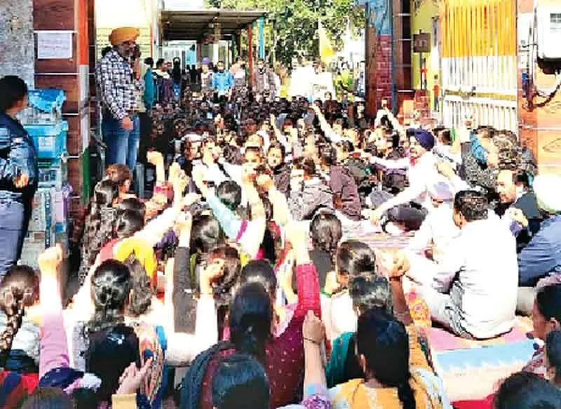 अध्यापकों के तबादलों को लेकर विथार्थियों और अभिभावकों में बढ़ा रोष