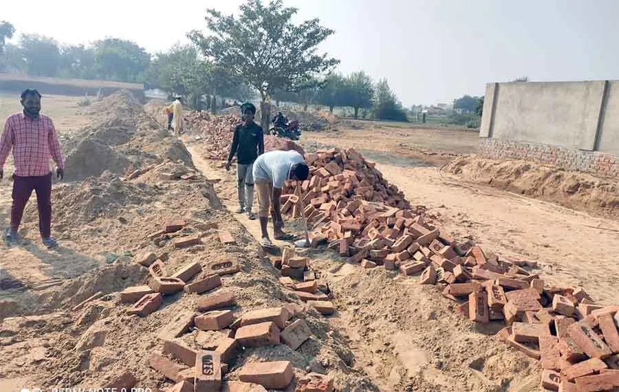 नागरिकों के ऐतराज के बाद हटाई घटिया ईंटें
