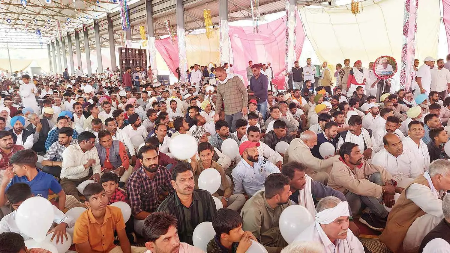 ऑनलाइन सत्संग सुनने के लिए टोहाना में उमड़ी साध-संगत
