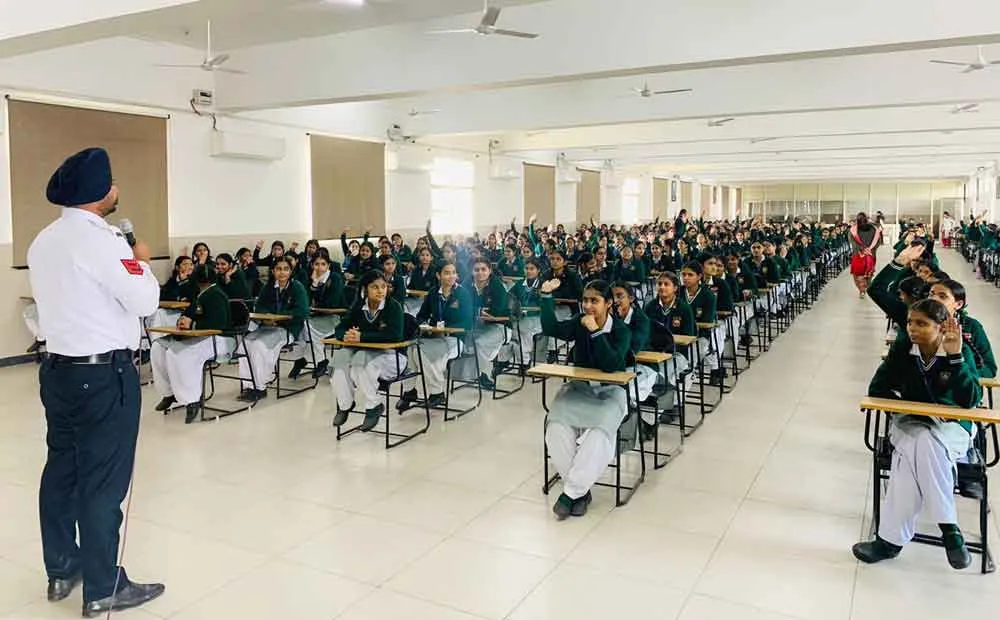 बच्चों को ट्रैफिक नियम की जानकारी दी
