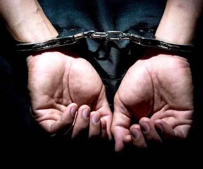 शिकंजा: रिश्वत लेते एएसआई और ड्राइवर गिरफ्तार