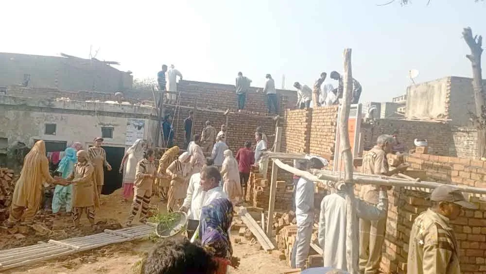 उकलाना ब्लॉक की साध-संगत द्वारा विधवा बहन संतोष इन्सां का बनाया जा रहा मकान