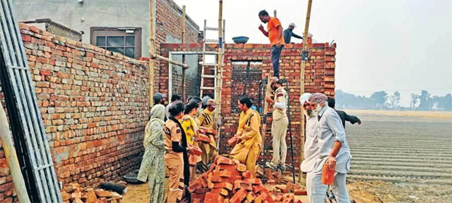 इन्सानियत : ब्लॉक महल कलां की साध-संगत ने जरूरतमंद दिव्यांग को बनाकर दिया ‘आशियाना’