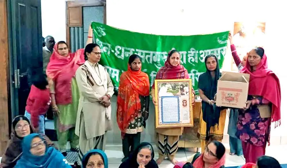 दो गर्भवती महिलाओं को पौष्टिक आहार वितरित
