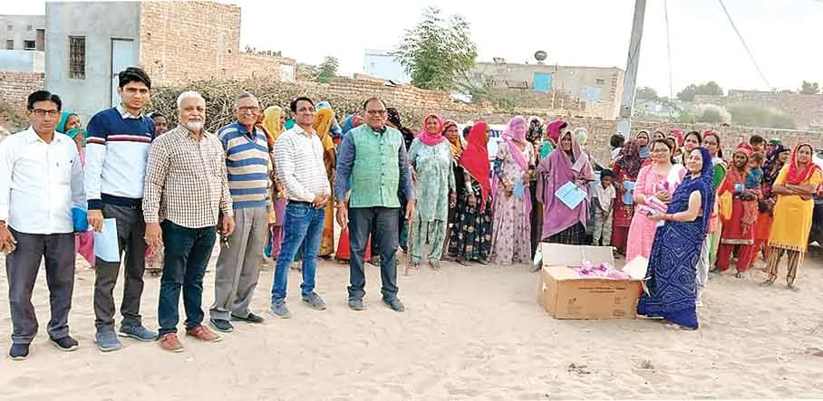 जरूरतमंद महिलाओं को 300 सेनेटरी नेपकिन नि:शुल्क वितरित किए