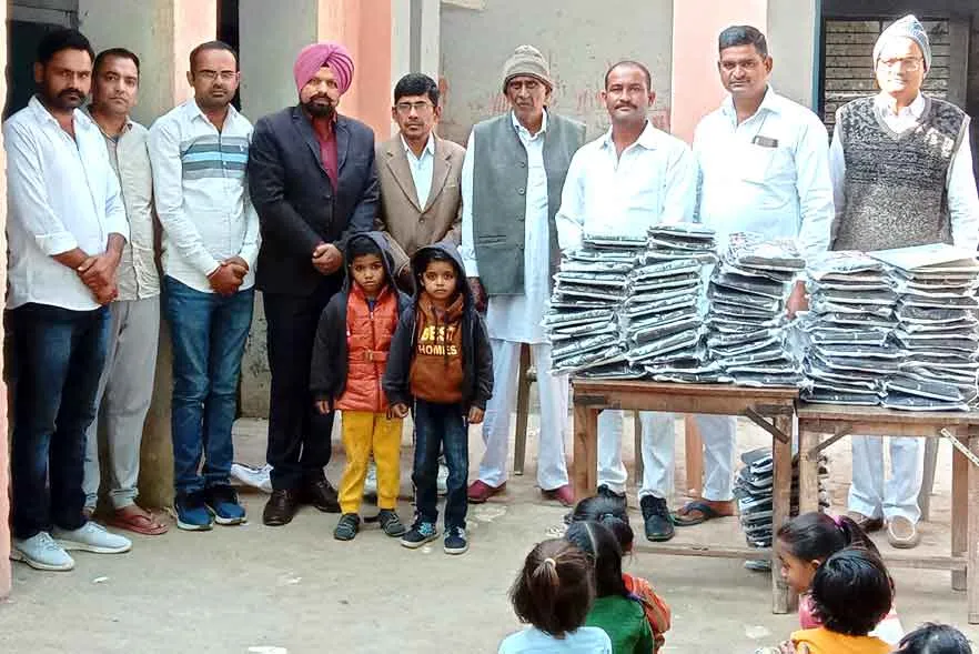 202 बच्चों को गर्म स्वेटर वितरित