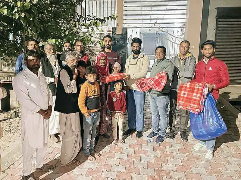 जरूरतमंद लोगों को कंबल वितरित कर मनाया जन्मदिन