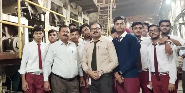 शाह सतनाम जी बॉयज स्कूल के छात्रों ने किया पेपर मिल का भ्रमण